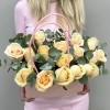 15 персиковых роз в большой сумочке MIX